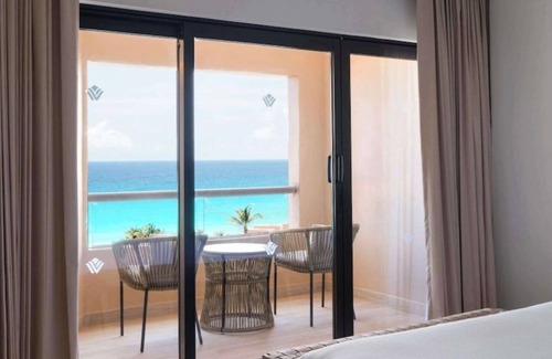 Zona Hotelera Hotel | Oceanfront Dual-Suite Retreat - Wyndham Grand Cancun Resort