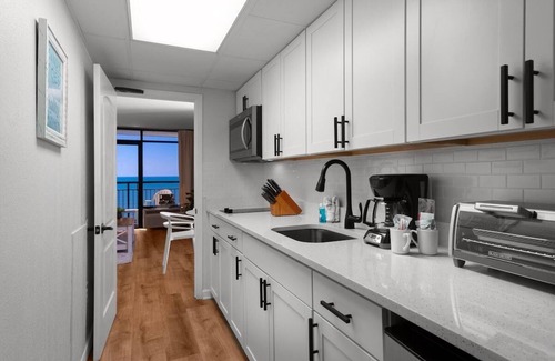 Myrtle Beach Hotel | Oceanfront Luxury King Efficiency: w/Breakfast