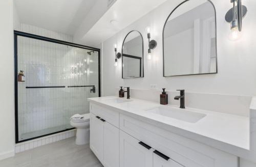 Waikiki Apartment | Oceanfront Renovated Getaway in Waikiki