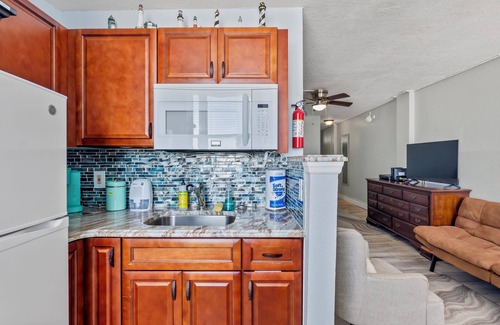 Bostwick Park Condo | Oceanfront studio, beautiful views, private balcony, kitchenette, free parking!