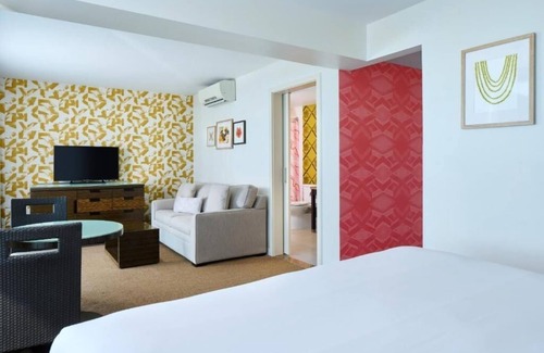 Diamond Head - Kapahulu - St. Louis Hotel | Oceanfront View Junior Suite | Kaimana Beach Hotel | Right on the Sand