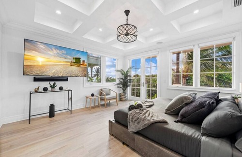 Hollywood Villa | Oceanfront villa, steps to beach, rooftop views!