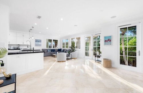 Hollywood Villa | Oceanfront villa, steps to beach, rooftop views!