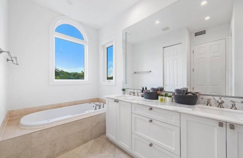 Hollywood Villa | Oceanfront villa, steps to beach, rooftop views!