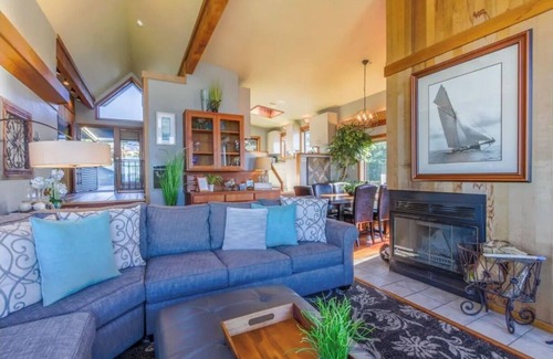 Gualala House | Oceanfront w/sweeping views, decks, hot tub and dog friendly!Gualala/Sea Ranch
