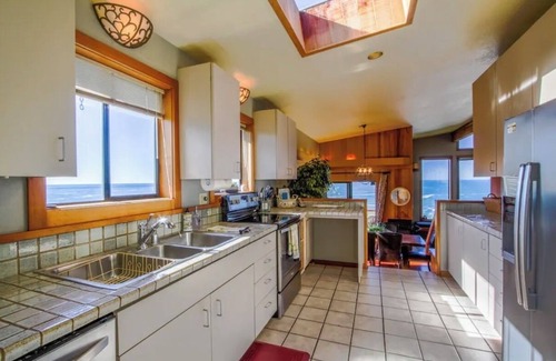 Gualala House | Oceanfront w/sweeping views, decks, hot tub and dog friendly!Gualala/Sea Ranch