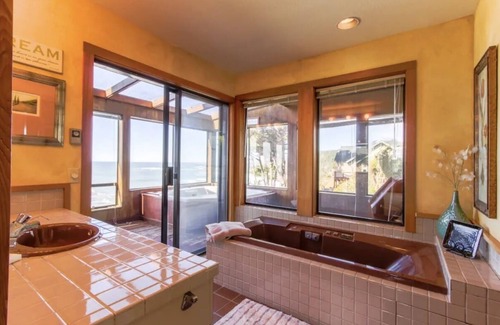 Gualala House | Oceanfront w/sweeping views, decks, hot tub and dog friendly!Gualala/Sea Ranch