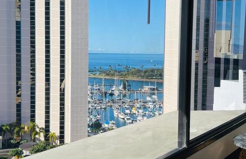 Waikiki Apartment | Oceanview Freshly Renovated Free Parking WiFi