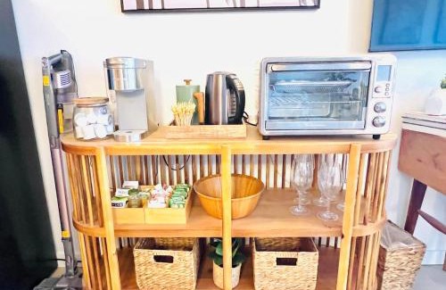 Waikiki Apartment | Oceanview Freshly Renovated Free Parking WiFi