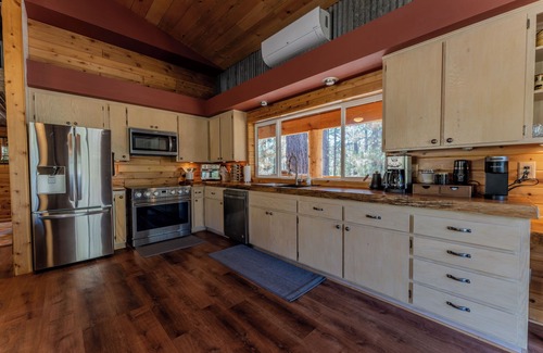 Springville House | Off-grid cabin with waterfall views at Peppermint Falls Ranch