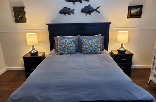 Mandeville Bed & Breakfast | Old Mandeville guesthouse with New Orleans style courtyard 1 block from Lake.