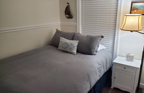 Mandeville Bed & Breakfast | Old Mandeville guesthouse with New Orleans style courtyard 1 block from Lake.