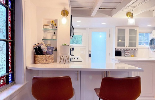 Marblehead Cottage | Old Town Cottage Near Crocker Park and the Marblehead Harbor. Includes Parking!