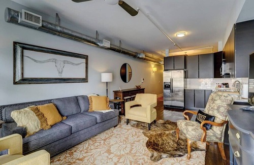 Historic District - North Apartment | Old Towne Loft on Broughton -Steps to Everything!