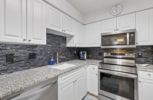 Coquina Sands Condo | Olde Naples Luxe New Reno. Walk to the beach and 12 blocks to 5th Ave