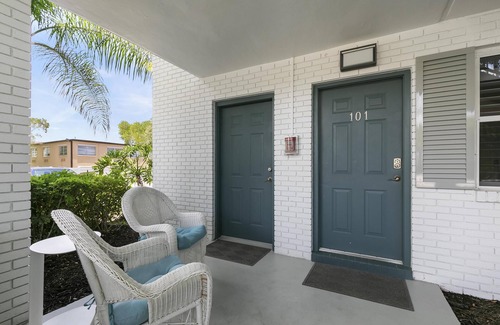 Coquina Sands Condo | Olde Naples Luxe New Reno. Walk to the beach and 12 blocks to 5th Ave