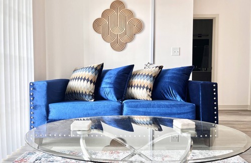 Whitestown Apartment | Oliver Capital - Royal King Bed Theater