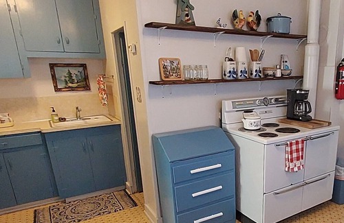 Red Lodge Cottage | Oma's 1890 Cottage with Hot Tub & Sauna in Red Lodge Montana