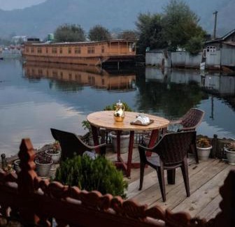 Dal Lake Boat Rental | OMAR KHAYYAM HOUSEBOAT RETREAT and FAVELA HEADROOMS