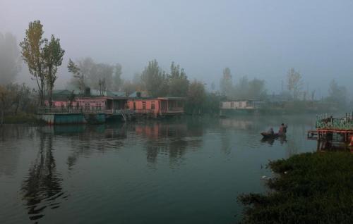 Dal Lake Boat Rental | OMAR KHAYYAM HOUSEBOAT RETREAT and FAVELA HEADROOMS