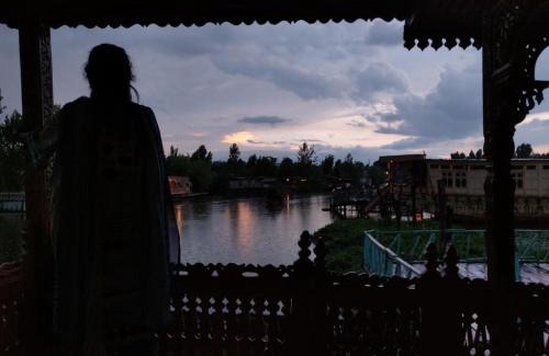 Dal Lake Boat Rental | OMAR KHAYYAM HOUSEBOAT RETREAT and FAVELA HEADROOMS