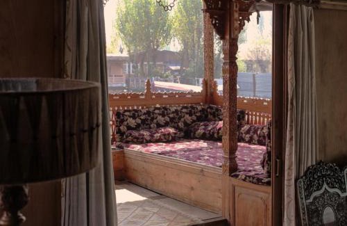 Dal Lake Boat Rental | OMAR KHAYYAM HOUSEBOAT RETREAT and FAVELA HEADROOMS