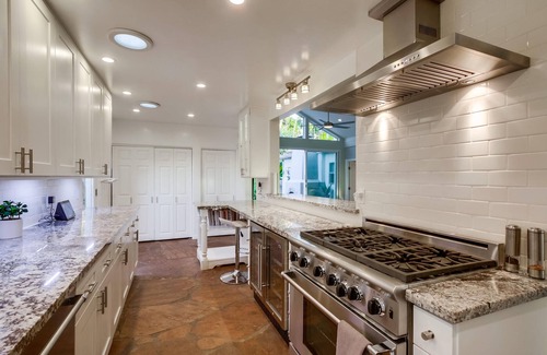 Middletown House | OMG! A BLUE LAGOON IN THE ♥ OF THE CITY? POOL, GAME ROOM, VIEWS, LUXURY