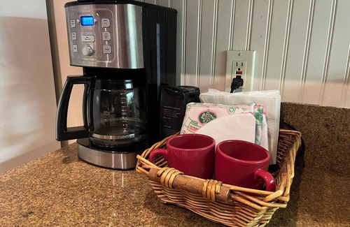 McCloud House | On a Meadow by a Creek in the Shadow of Mt Shasta - Sleeps 8+