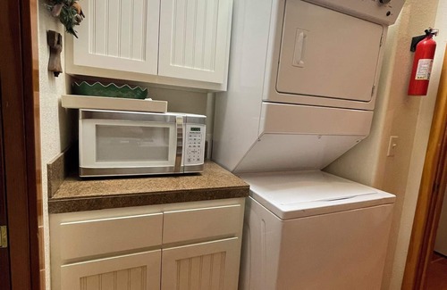 McCloud House | On a Meadow by a Creek in the Shadow of Mt Shasta - Sleeps 8+