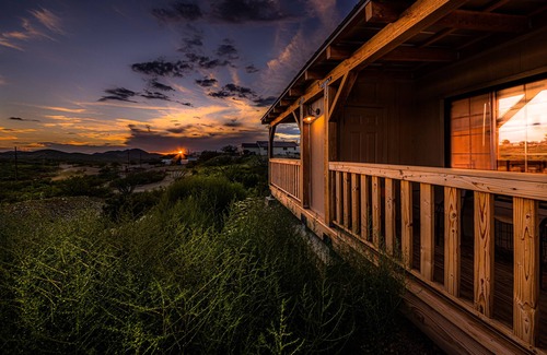 Tombstone Cabin | On Allen Street- Walk to everything! Balcony Sunsets! Free Wifi! Miners Cabin #1