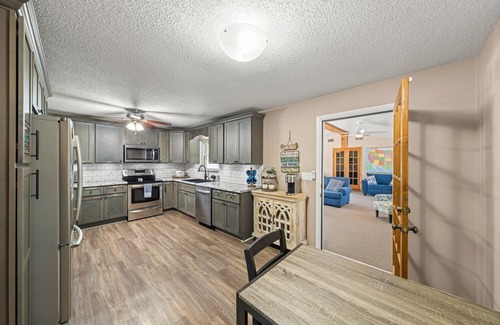 Ashley Oaks House | On Lake w/Dock/Spa Near UT/Windrock/Golf/Shopping -Pontoon boat avail. to rent.