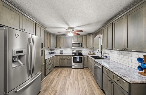 Ashley Oaks House | On Lake w/Dock/Spa Near UT/Windrock/Golf/Shopping -Pontoon boat avail. to rent.