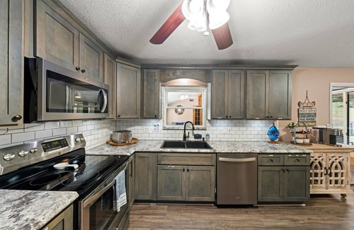 Ashley Oaks House | On Lake w/Dock/Spa Near UT/Windrock/Golf/Shopping -Pontoon boat avail. to rent.