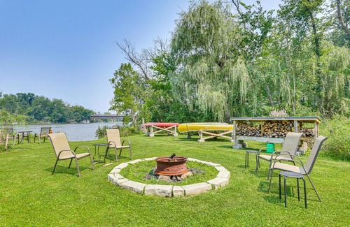 Jefferson House | On-Site Trails Rock River Retreat in Jefferson!