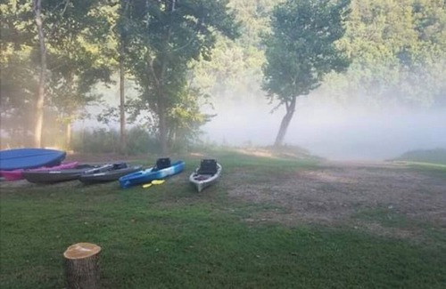 Flippin House | On the Banks of the White River, Private Boat Ramp, Great for Fishing & Groups