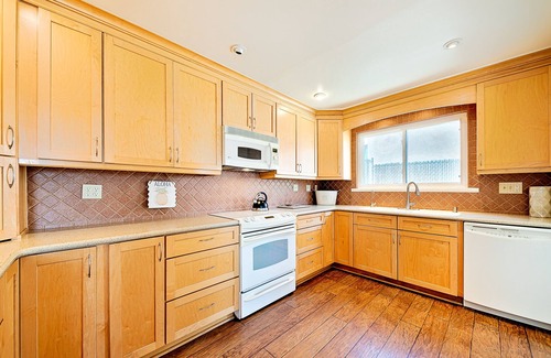 La Playa House | On The Beach Clubhouse - Bayfront with private beach access