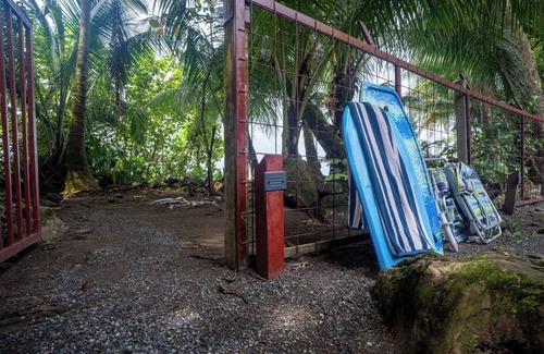 Dominical Cottage | ON THE BEACH! Soaking Tub/Music/Wi-Fi & A/C-Queen Beds AVAILABLE THANKSGIVING!