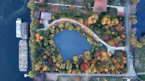 Lesniki Villa | On The River