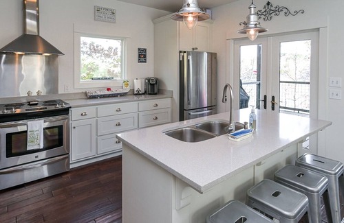 Crane Hill Cottage | On the Rocks, Rock Creek Smith Lake