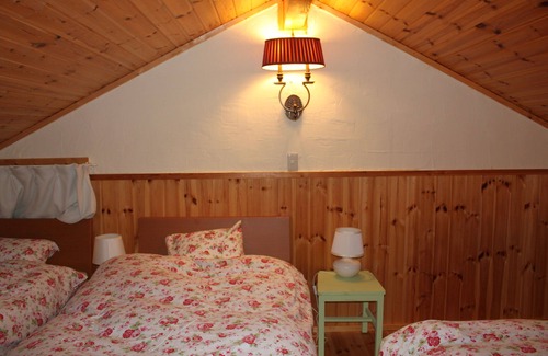 Futo Cottage | One (2) twin cottages with seasonal garden views. Wild Strawberry & Hollyhock.