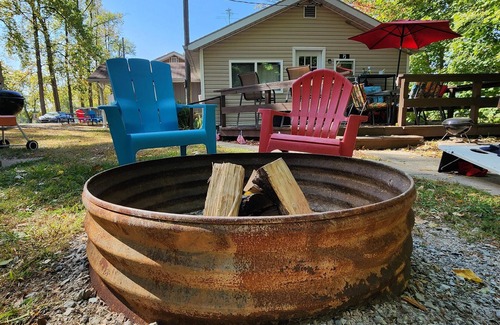 Monticello Cabin | One Bedroom Cabin - Lakeview - Charming 500 sq ft one-bedroom cabin located at Outrigger Resort, just 1/4 mile from Indiana Beach Amustment Park! Features a lake view, private bathroom, kitchen, and living room. One (1) queen bed and one (1) futon al