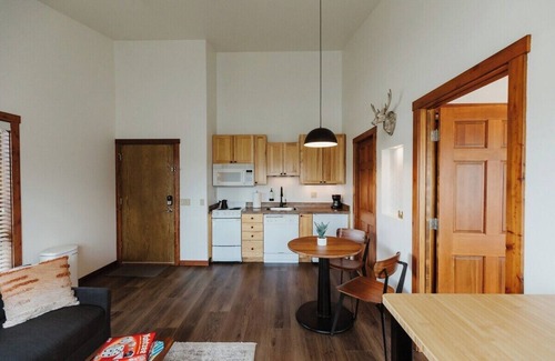 Kalispell Apartment | One-Bedroom King Deluxe Suite with Full Kitchen and Washer/Dryer in the Heart of Kalispell, MT