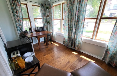 New Glarus House | One Bedroom Suite in the heart of New Glarus