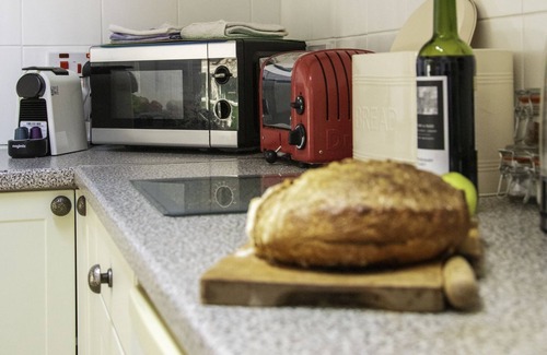 West Heslerton Apartment | One bedroomed holiday cottage that sleeps up to 2, with off road car parking and shared indoor pool