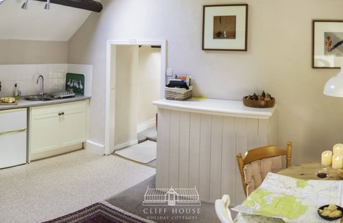 West Heslerton Apartment | One bedroomed holiday cottage that sleeps up to 2, with off road car parking and shared indoor pool