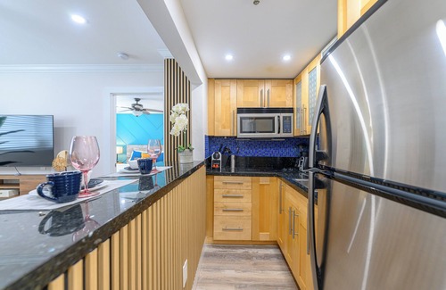 South Beach Condo | One block from the beach! South Beach/Ocean Dr - 1 Bed/Bath - Muscle Beach