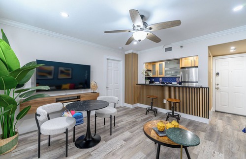 South Beach Condo | One block from the beach! South Beach/Ocean Dr - 1 Bed/Bath - Muscle Beach