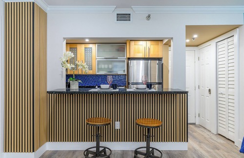 South Beach Condo | One block from the beach! South Beach/Ocean Dr - 1 Bed/Bath - Muscle Beach