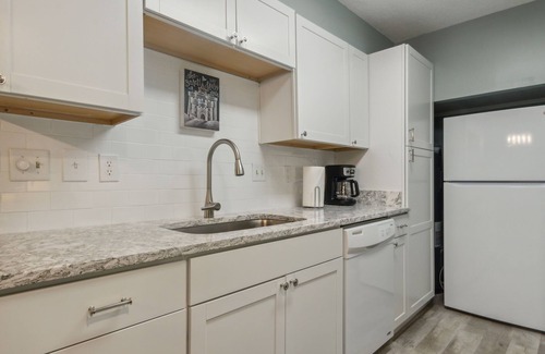 Fernandina Beach Condo | One block to Beach! Clean, Bright, newly renovated 3BR 2BA Flat