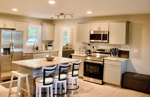 Smithfield House | One Love Oasis 3BR Retreat